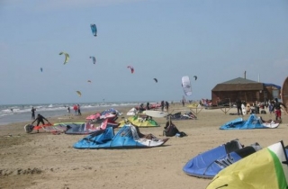 Kitesurfers in spiaggia